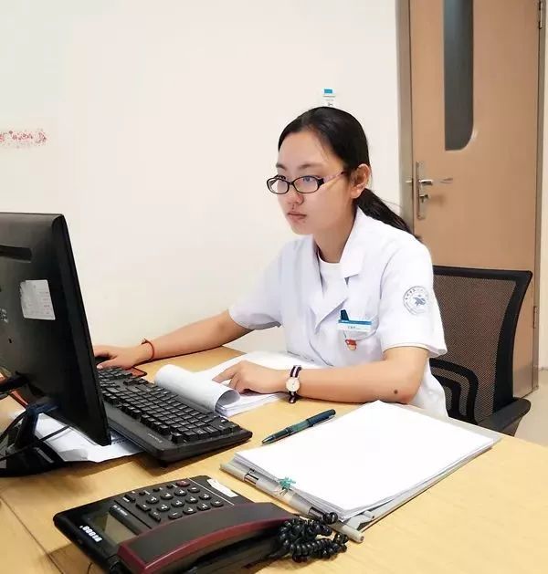 一位医生拿着实验报告和记事本的品牌插画